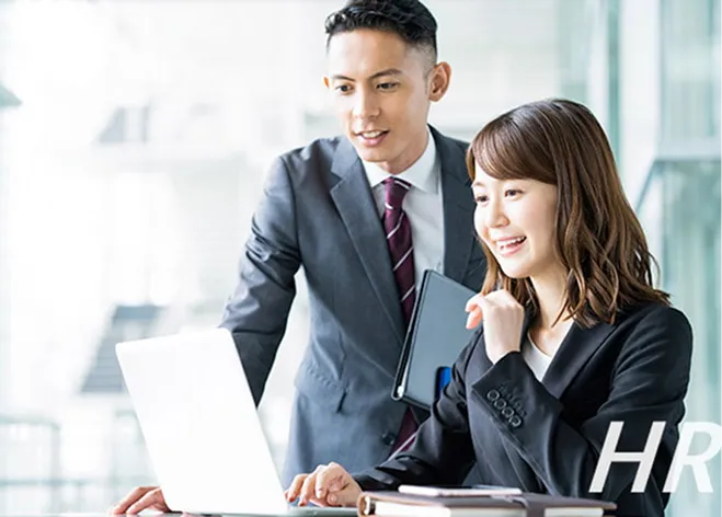 打ち合わせを行う人事担当者